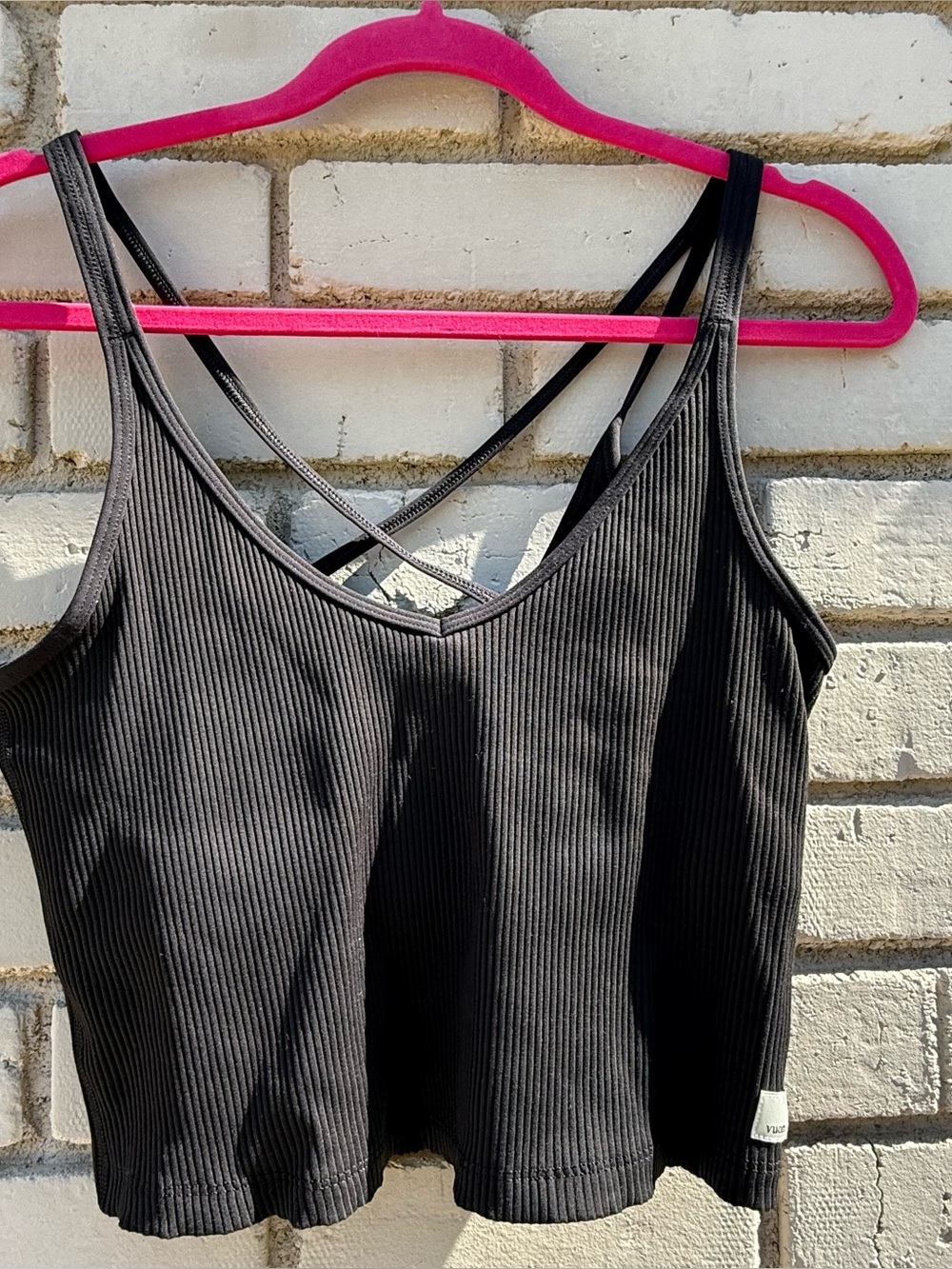 Vuori Ribbed Crossback Crop Tank Top in Black - Size Large